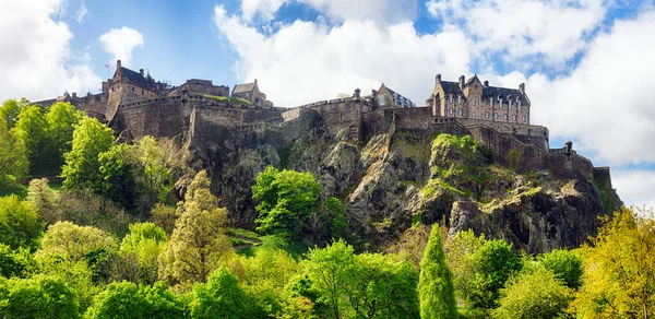 Castle Hill Edinburgh Green Grass Blue Sky Scotland — 스톡 사진