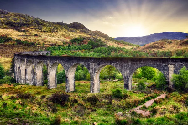 Skotsko Krajina Glenfinnan Vlak Viadukt Při Dramatickém Západu Slunce Velká — Stock fotografie