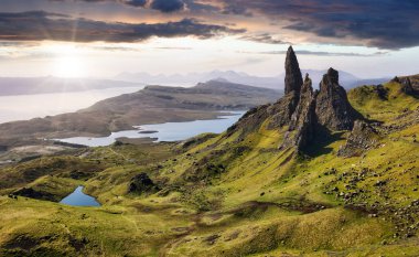 İskoçya 'da güneşli dağ manzarası, Skye Adası - Storr' un yaşlı adamı