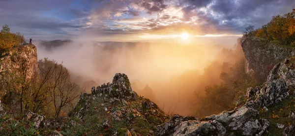 Schöner Herbstmorgen Auf Dem Aussichtspunkt Über Dem Tiefen Waldtal Den — Stockfoto