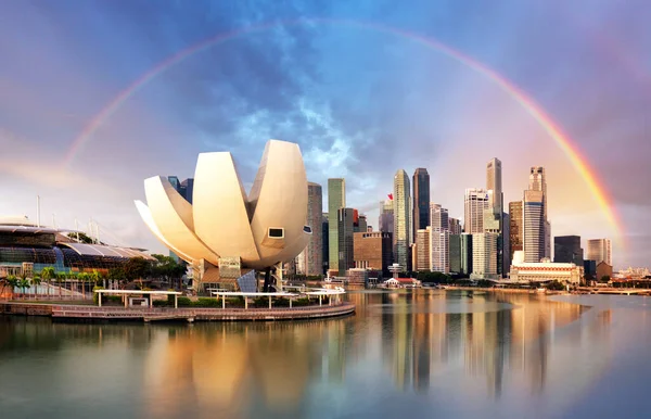 Σιγκαπούρη Πόλη Ουράνιο Τόξο Στη Μαρίνα Κατά Διάρκεια Του Δραματικού — Φωτογραφία Αρχείου