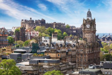İskoçya - Calton Hill, İngiltere 'den şatoyla Edinburgh silueti