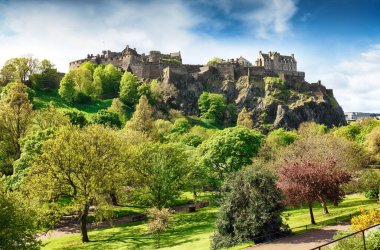 Yeşil bahçeli Edinburgh Şatosu, İskoçya