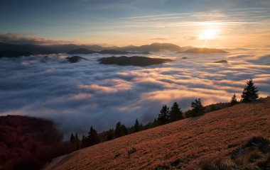 Gün batımında Slovakya dağı, Lysec - Velka Fatra