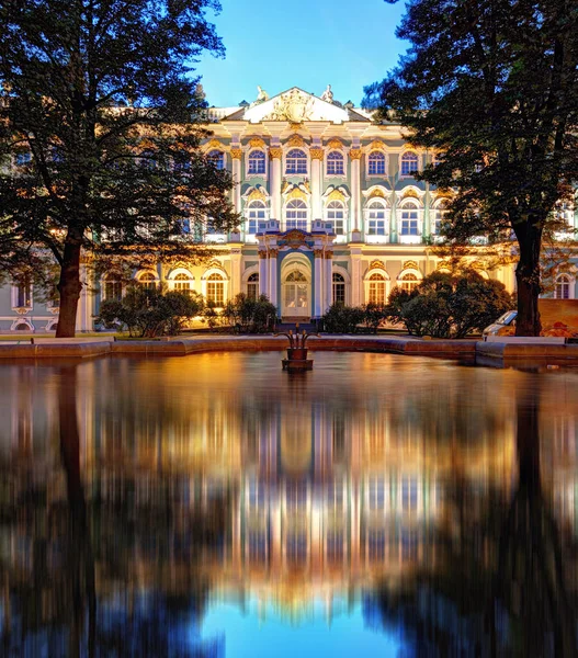 ロシア サンクトペテルブルクの宮殿広場の冬の宮殿 — ストック写真