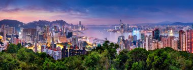 Hong Kong 'un panoramik görüntüsü, Braemar Tepesi' nin zirvesinden gün batımında çekildi.