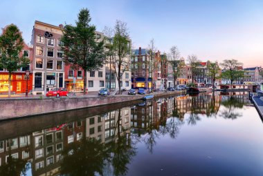 Amsterdam, Hollanda 'da geleneksel Hollanda eski evleri.