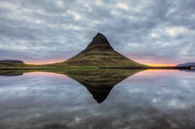 Sudaki İzlanda yansıması