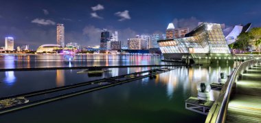 Singapur Skyline ve Marina Körfezi 'ndeki gökdelenlerin manzarası