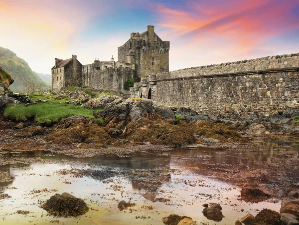 Skottland Eilean Donan Castle Med Vid Dramatisk Solnedgång — Stockfoto