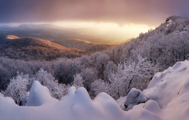 Görkemli günbatımı panorama kış dağlar peyzaj, Slovakya.