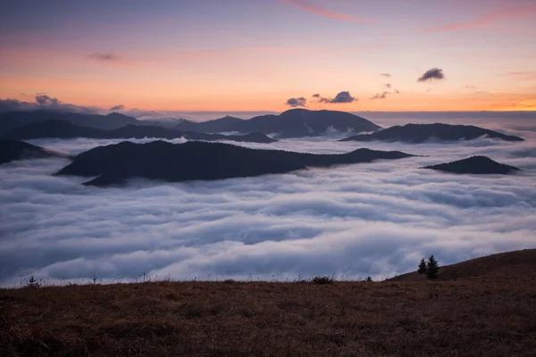 Zonsondergang Verborgen Achter Wolken Mist Heuvels Felgele Zon Kleurrijk Wolkenlandschap — Stockfoto