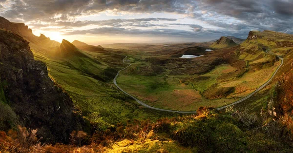 Bergspanorama Landskap Skottland Quiraing Vid Dramatisk Soluppgång — Stockfoto