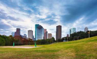 Houston, Texas, ABD Parkı ve şehir manzarası.