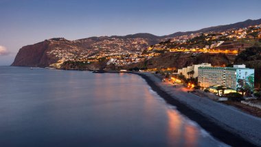 Funchal şehri geceleri Praia Formosa plajı yakınlarında, Madeira - Portekiz