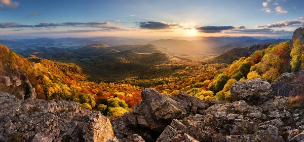 Pôr Sol Uma Paisagem Floresta Rochosa Com Natureza Outono Stiavnicke — Fotografia de Stock