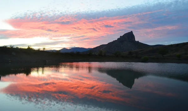 Göldeki günbatımının yansıması