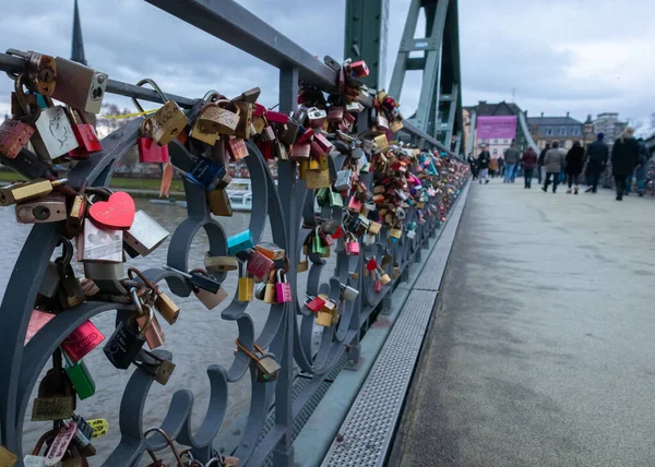 Frankfurt 'taki ana nehrin köprüsündeki turist kilitlerini hatırlatmak için Almanya seçici arka plan bulanıklığı
