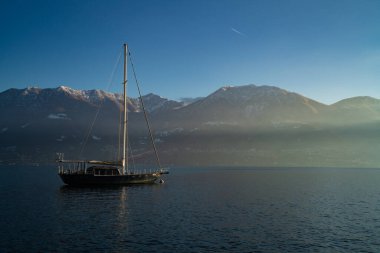 İsviçre, Locarno 'da Maggiore Gölü' nün kış manzarası.