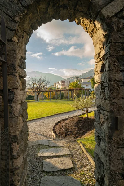 Arco de piedra en el casco antiguo de Locarno, Suiza Imagen de archivo