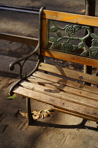 A wooden bench, seen on the streets of Rome — Fotografia de Stock