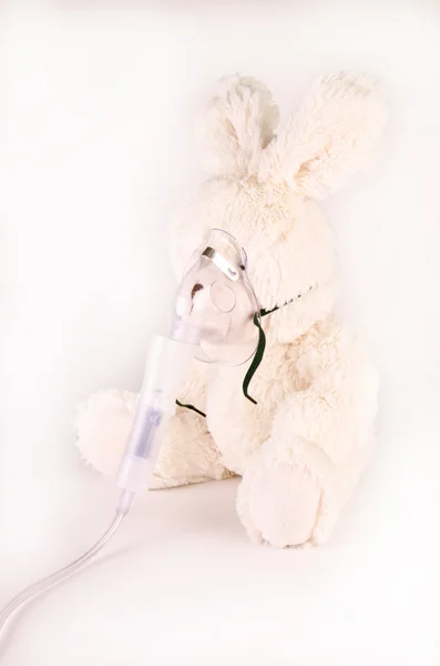 Tavşan ve oksijen maskesi — Stok fotoğraf