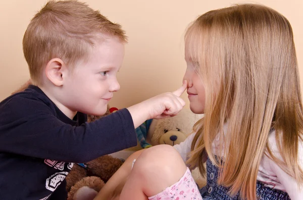 Kinderen spelen — Stockfoto