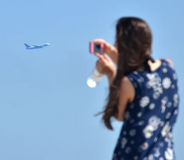 Fotógrafo de avión con móvil — Foto de Stock