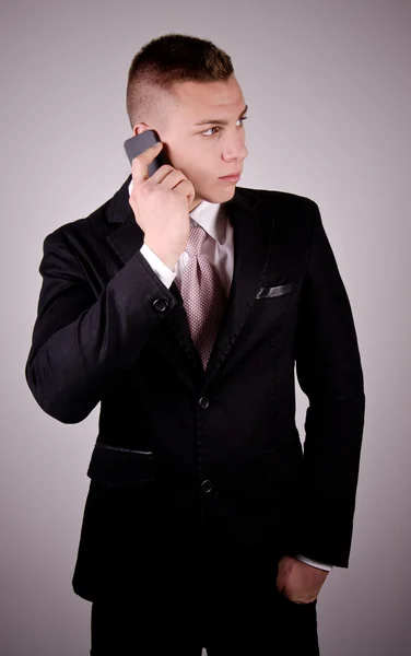 Jeune homme d'affaires au téléphone . — Photo