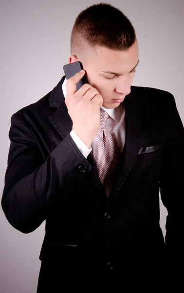 Jeune homme d'affaires au téléphone . — Photo