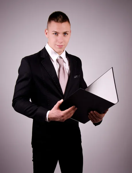 Joven hombre de negocios con carpeta — Foto de Stock