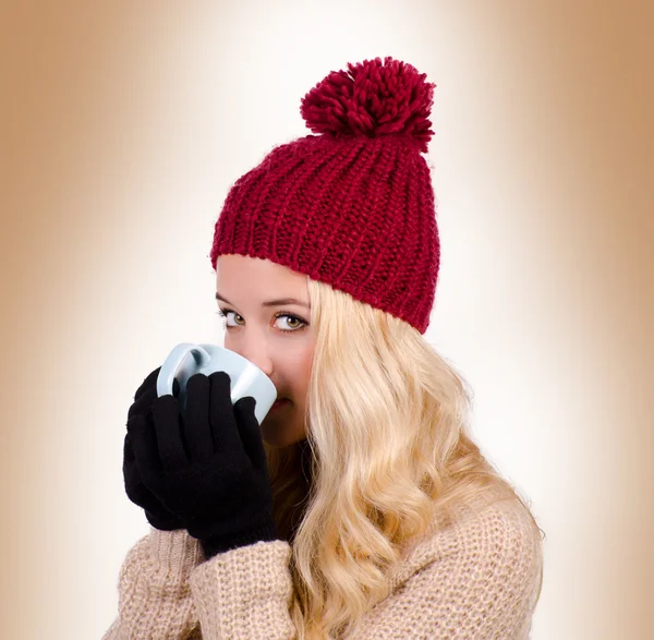 Menina de inverno beber chá . — Fotografia de Stock