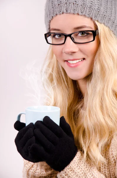 冬の女の子はお茶を飲む. — ストック写真