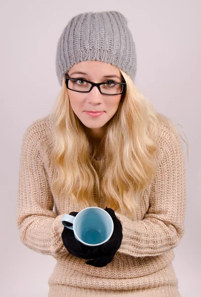 Winter girl drinking tea. — Stock Photo, Image