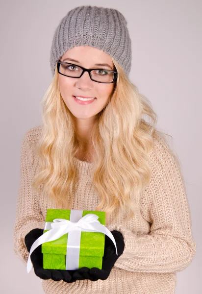 Wintermädchen mit einer Geschenkschachtel. — Stockfoto