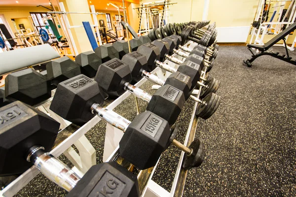 Dumbbells and weights in fitness club — Stock Photo, Image