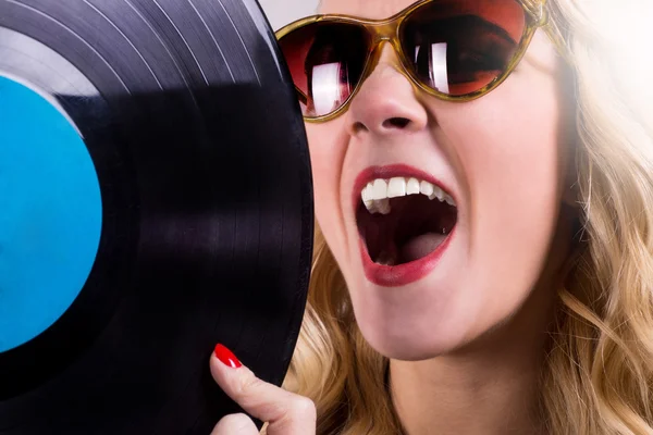 Retro girl med vinyl lp — Stockfoto