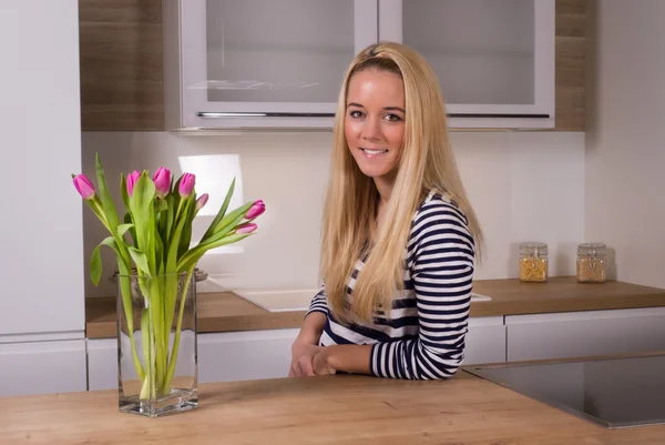 Jonge vrouw in de keuken — Stockfoto