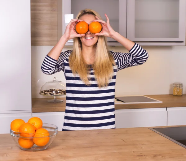 Jeune femme dans la cuisine — Photo