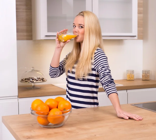 Young woman in the kitchen — Stock Photo, Image