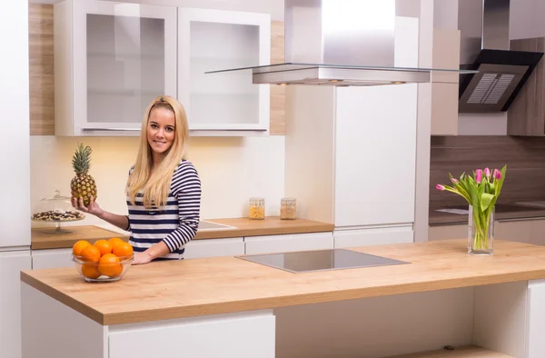 Mujer joven en la cocina moderna — Foto de Stock