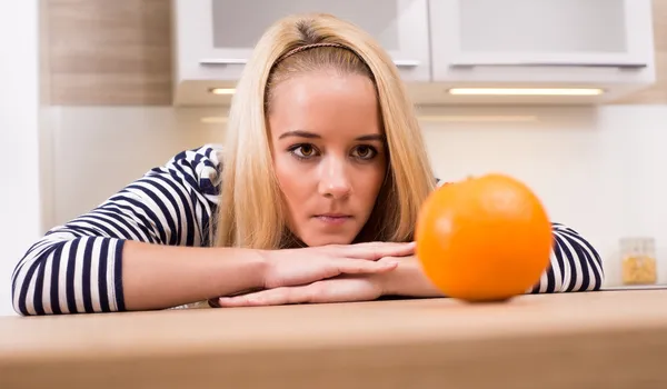 Jovem mulher na cozinha moderna — Fotografia de Stock