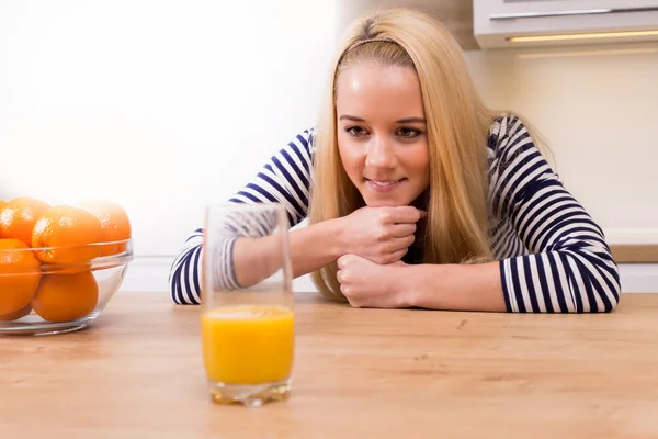Young woman in modern kitchen — Stock Photo, Image