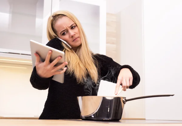 Jonge vrouw in de moderne keuken — Stockfoto