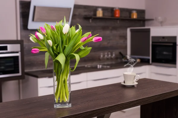 Coffee time in modern kitchen — Stock Photo, Image