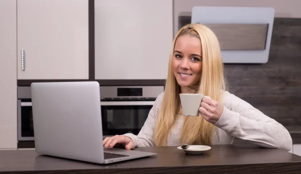 Jonge vrouw in de moderne keuken — Stockfoto