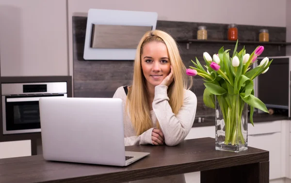 Jonge vrouw in de moderne keuken — Stockfoto