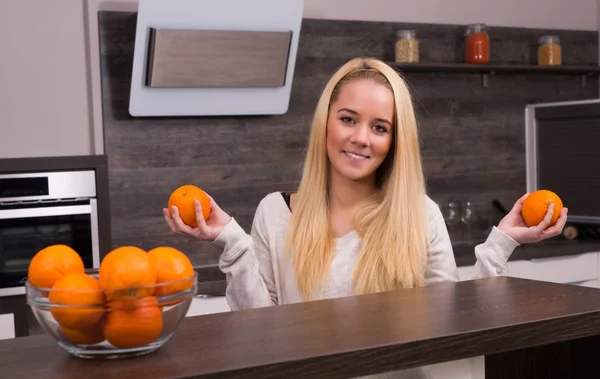 Mujer joven en la cocina moderna — Foto de Stock