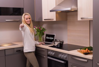 kadın modern mutfak