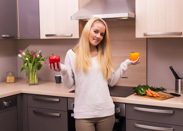 Mujer en cocina moderna — Foto de Stock